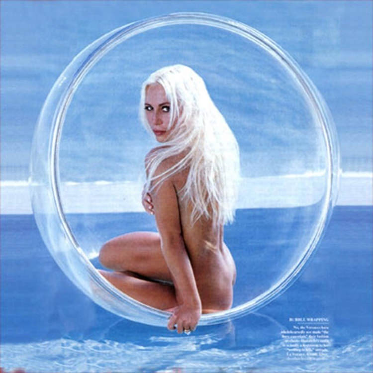 Donatella Versace posando en la Bubble chair, 1998