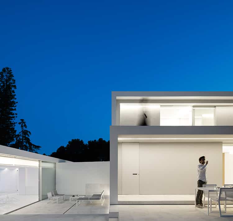 fran-silvestre-arquitectos_-house-between-the-pine-forest_-10