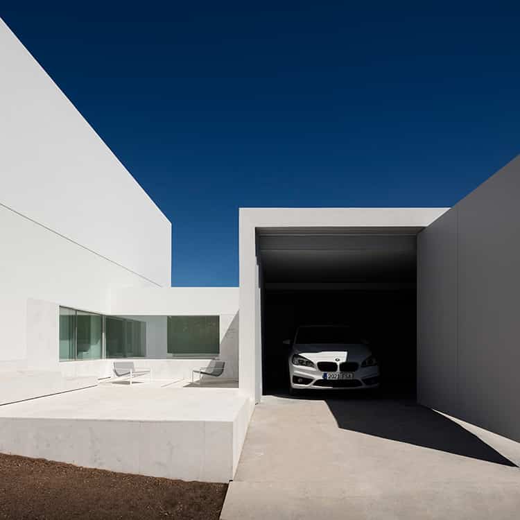 fran-silvestre-arquitectos_-house-between-the-pine-forest_-14