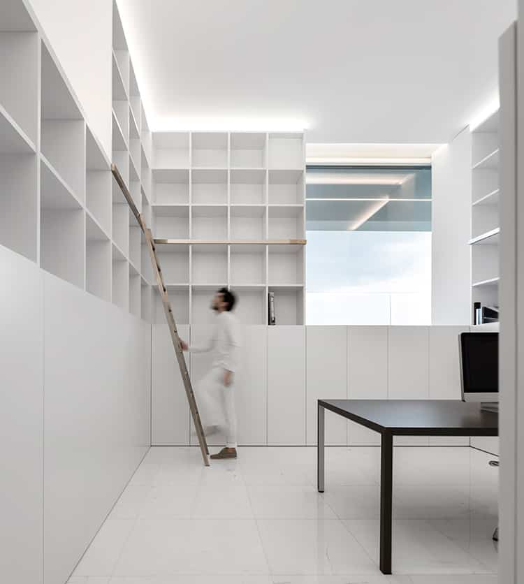 fran-silvestre-arquitectos_-house-between-the-pine-forest_-26