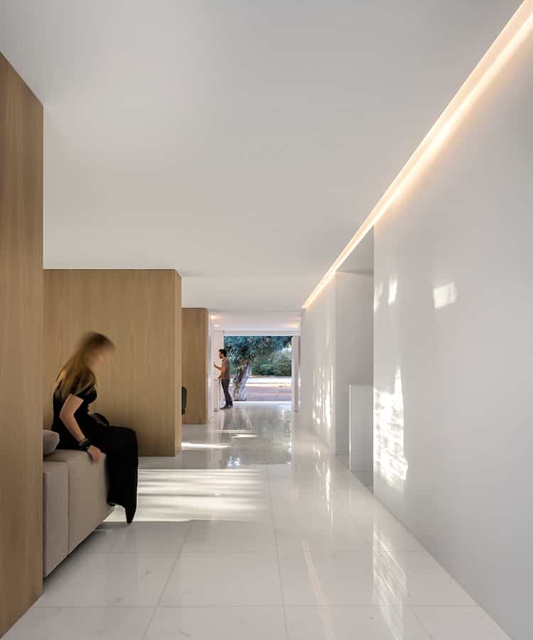 fran-silvestre-arquitectos_-house-between-the-pine-forest_-43