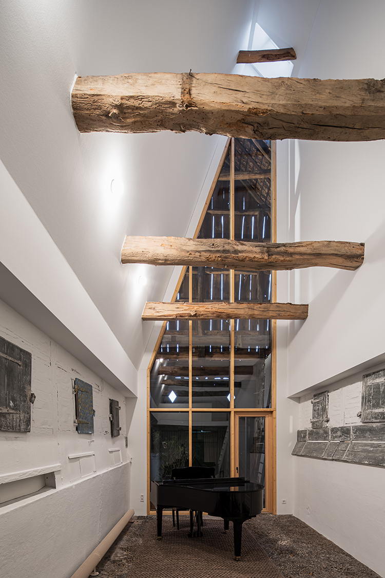 Dortmannhof-in-Essen-by-Architect-Sigurd-Larsen_Photos-Christian-Flatscher_External-extension-historic-architecture–wood_music-room-5