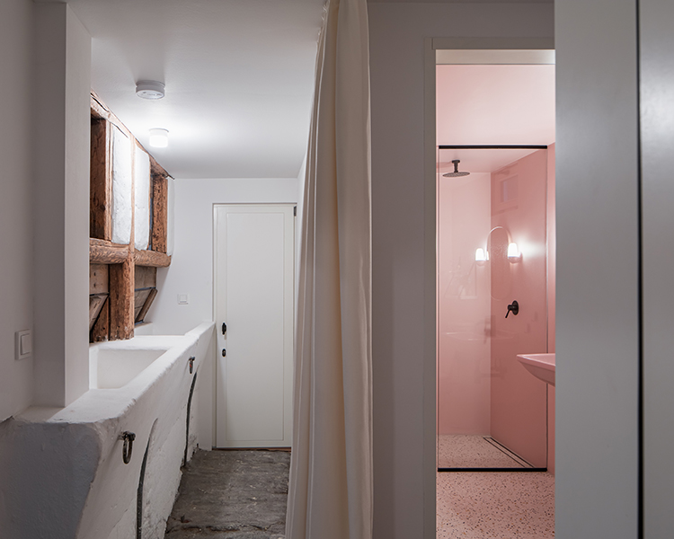Dortmannhof-in-Essen-by-Architect-Sigurd-Larsen_Photos-Christian-Flatscher_External-extension-historic-architecture_guest-room-bath-1
