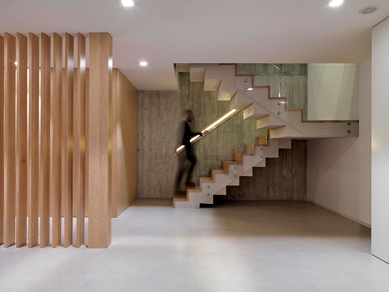 RUBEN-MUEDRA-casa-concreto-escalera-hormigon-lamas-madera
