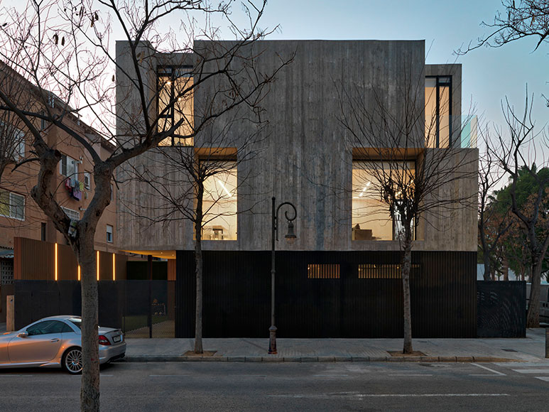 RUBEN-MUEDRA-casa-concreto-fachada-de-hormigon-de-diseño